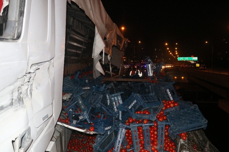 Domates Yüklü Tır Devrildi, Tonlarca Domates Köprü Üzerinden Kafenin Üzerine Düştü