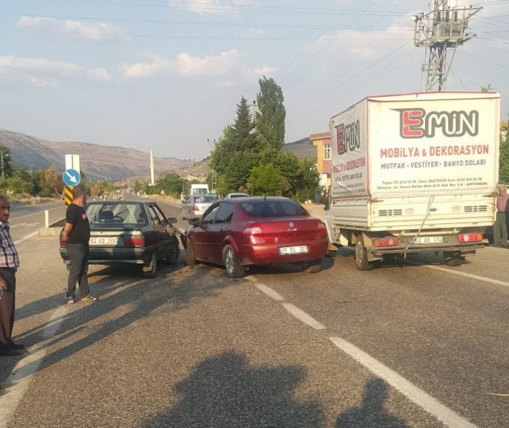 İki Otomobil Çarpıştı: 5 Yaralı