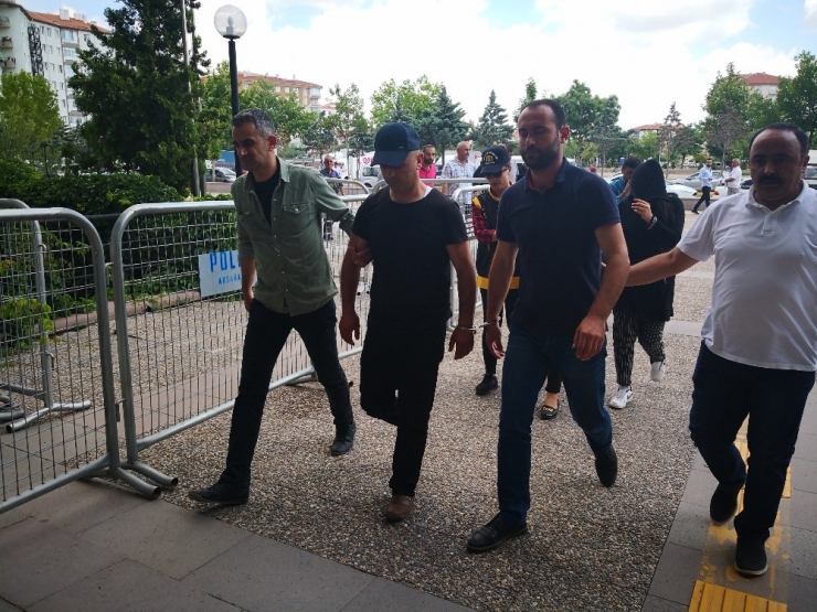 Kız Kardeşini Döverek Otobüsten İndirilen Ağabey Tutuklandı