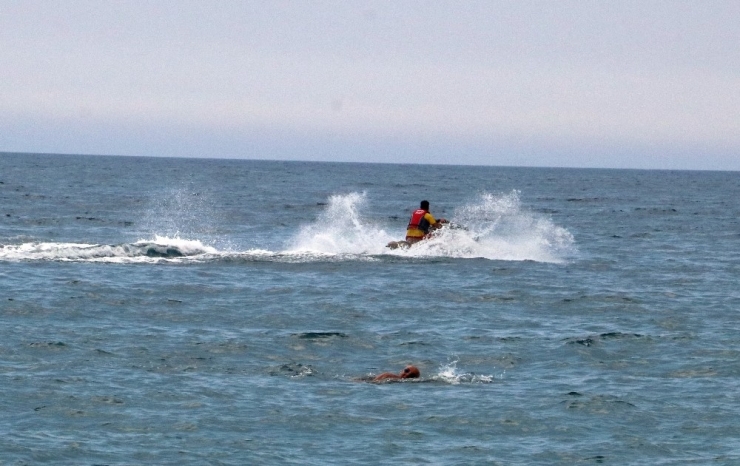Boğuldu Sanılan Yaşlı Adam, Kıyıya Çıktığında Zafer Pozu Verdi