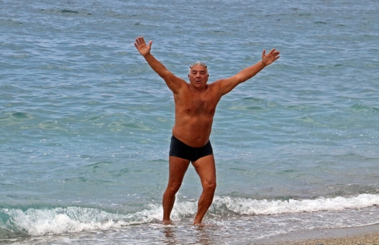 Boğuldu Sanılan Yaşlı Adam, Kıyıya Çıktığında Zafer Pozu Verdi