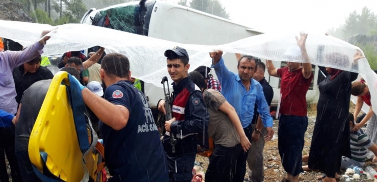 Antalya’da Yolcu Otobüsü Kazası: 20 Yaralı