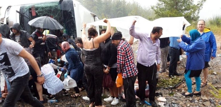 Antalya’da Yolcu Otobüsü Kazası: 20 Yaralı