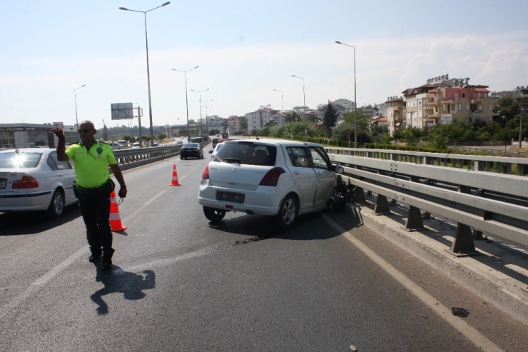 Manavgat’ta Otomobil Bariyere Çarptı: 1 Yaralı