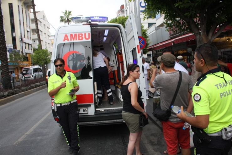 Manavgat’ta Motosiklet Yaya Geçidinde Turiste Çarptı