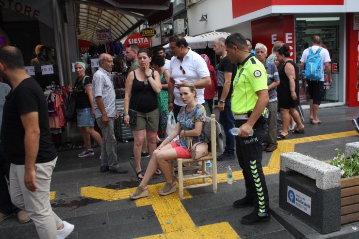 Manavgat’ta Motosiklet Yaya Geçidinde Turiste Çarptı