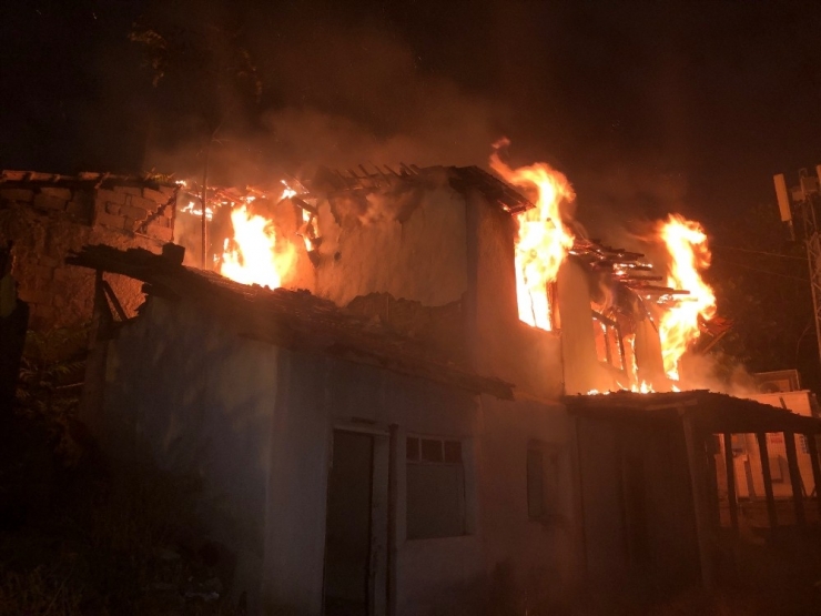 Başkent’te Çıkan Yangında 3 Gecekondu Birden Yandı