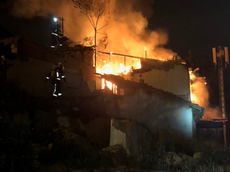 Başkent’te Çıkan Yangında 3 Gecekondu Birden Yandı