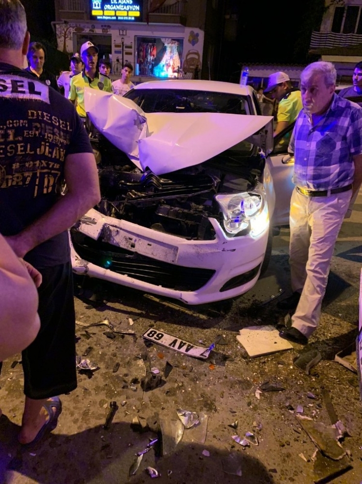 Kontrolden Çıkan Otomobil Midibüse Böyle Çarptı