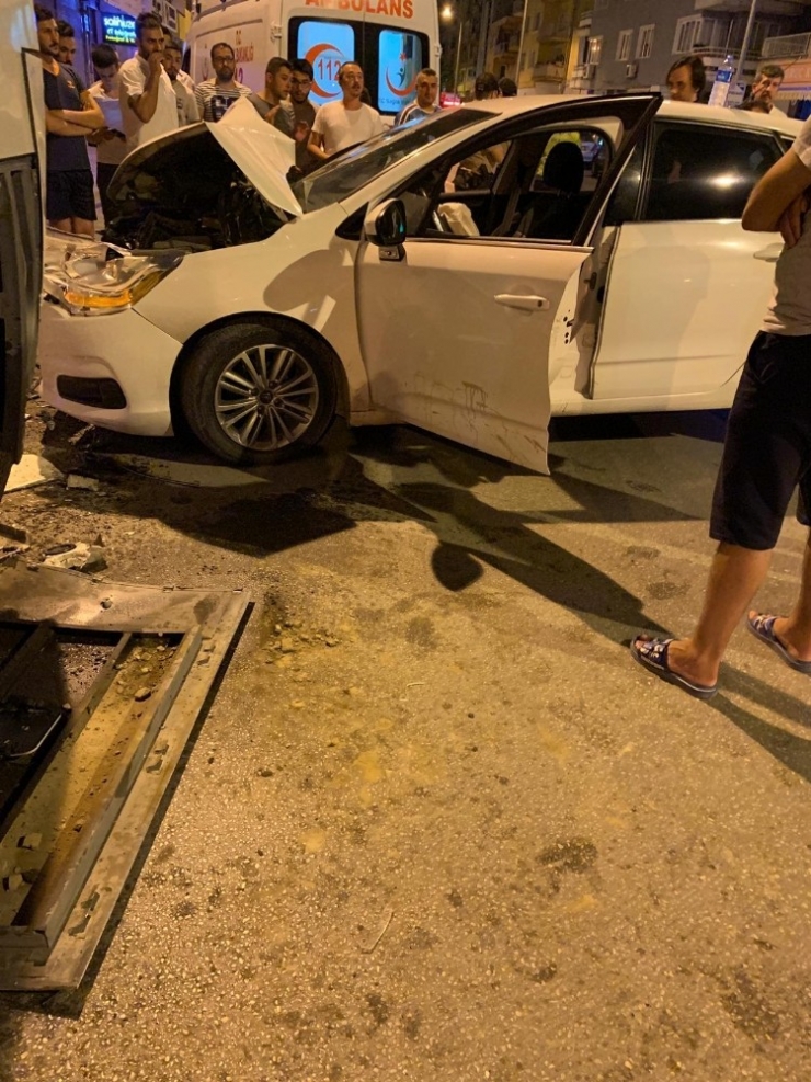 Kontrolden Çıkan Otomobil Midibüse Böyle Çarptı