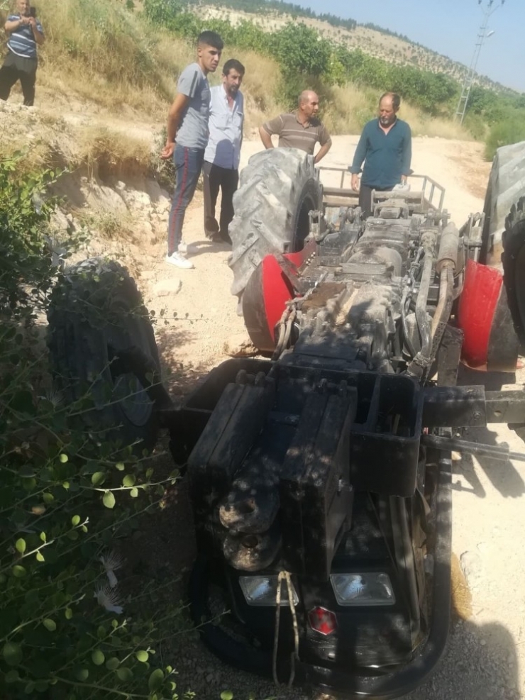 Devrilen Traktörün Altında Kalan Kadın Hayatını Kaybetti