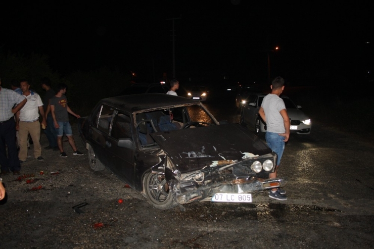 Park Halindeki Otomobile Arkadan Çarptı: 2 Yaralı