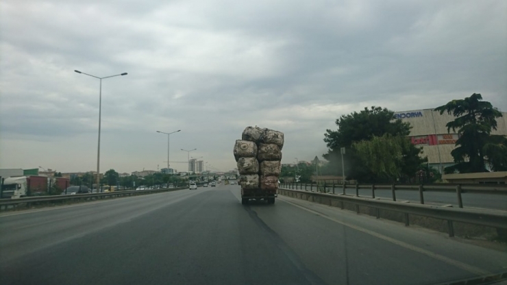 E-5’te Aşırı Yüklü Kamyonet Tehlike Saçtı