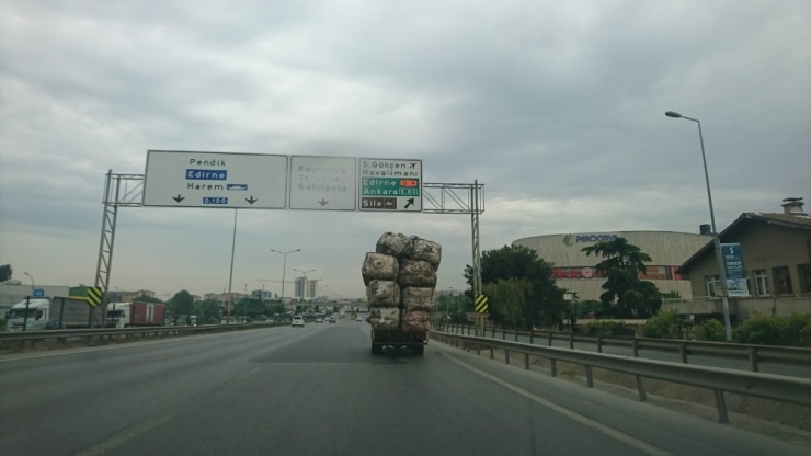 E-5’te Aşırı Yüklü Kamyonet Tehlike Saçtı