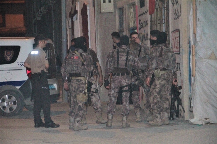 Silah Çekip Eve Saklandılar, Özel Harekat Timi Operasyonla Yakaladı