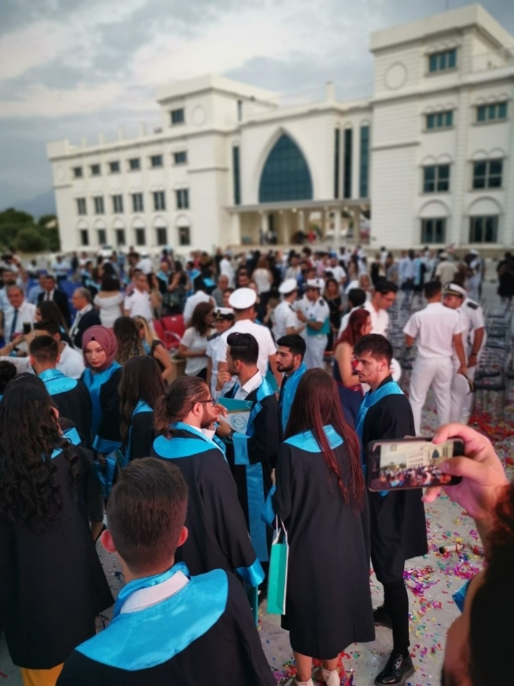 Girne Üniversitesi’nde Mezuniyet Töreni Coşkusu