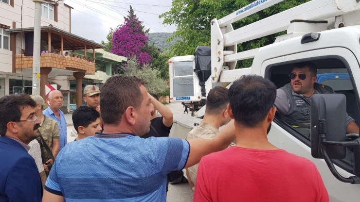 Yere Düşen Elektrik Kablosu Panik Yaşattı