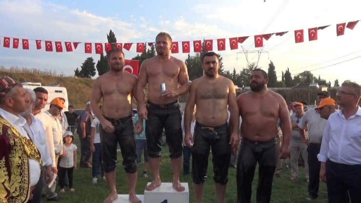 İkiz Güreşçiler Başpehlivanlık İçin Kapıştı