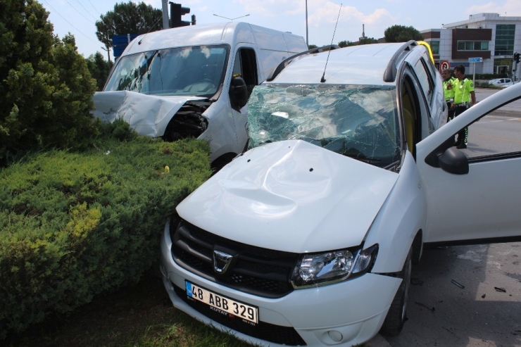 İlaç Firması Aracı Otomobille Çarpıştı: 2 Yaralı