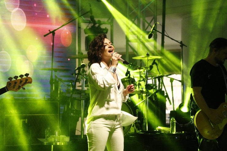 Fatma Turgut Binlerce Hayranıyla Birlikte ‘Yaza Merhaba’ Dedi