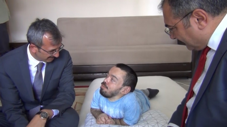 Engelli Gence Vali Ve Müdürden Doğum Günü Sürprizi