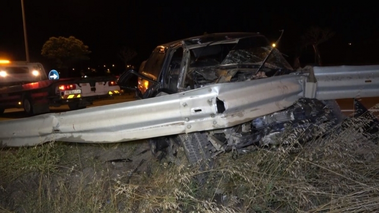 Otomobil Bariyere Saplandı: 2 Ağır Yaralı