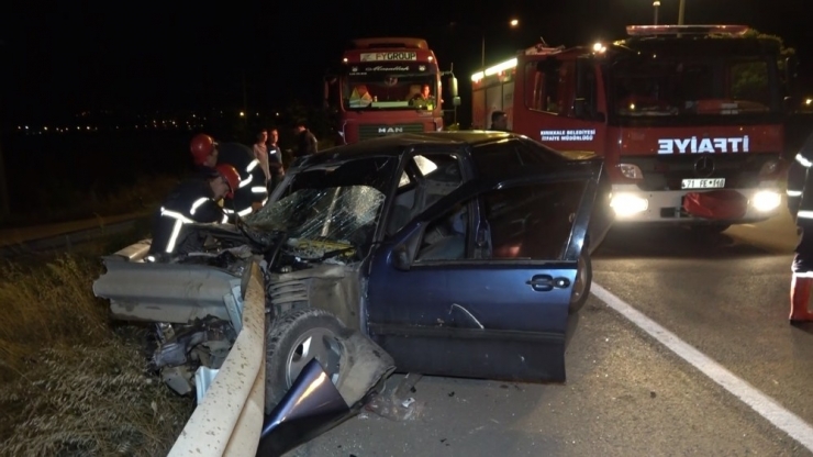 Otomobil Bariyere Saplandı: 2 Ağır Yaralı