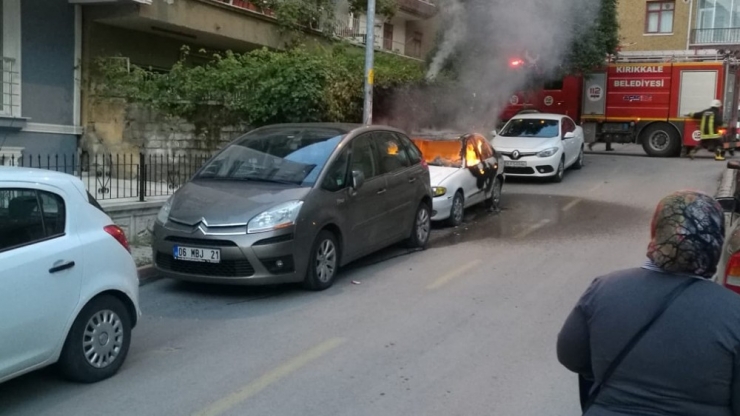 Park Halindeki Otomobil Kundaklandı