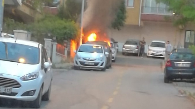 Park Halindeki Otomobil Kundaklandı