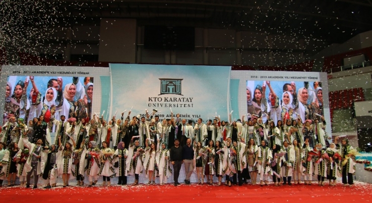 Kto Karatay Üniversitesinde Mezuniyet Coşkusu