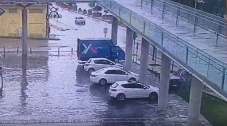 Lüks Otomobil Durağa Böyle Daldı