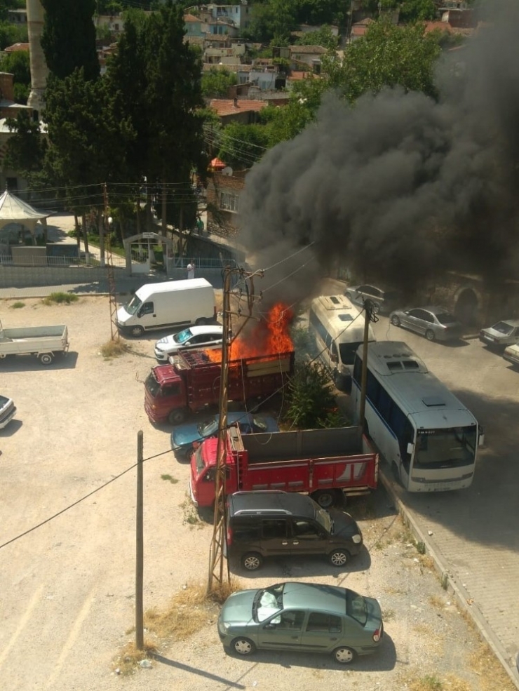 Elektrik Tellerinden Sıçrayan Kıvılcım Kamyonu Yaktı