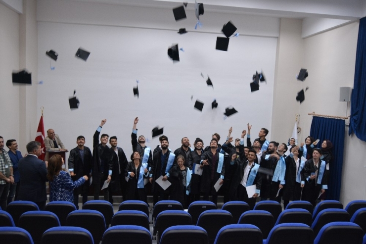 Mezun Olanın İşsiz Kalmadığı Okulda Mezuniyet Sevinci