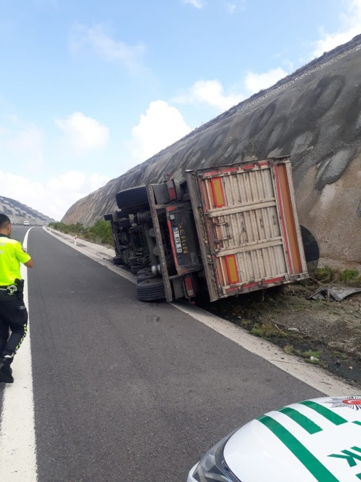 Niğde’de Tır Devrildi: 1 Yaralı