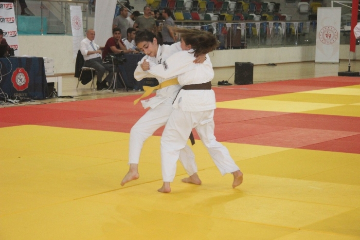 Dünya Şampiyonu Riner’den Şampiyon Judoculara Madalya