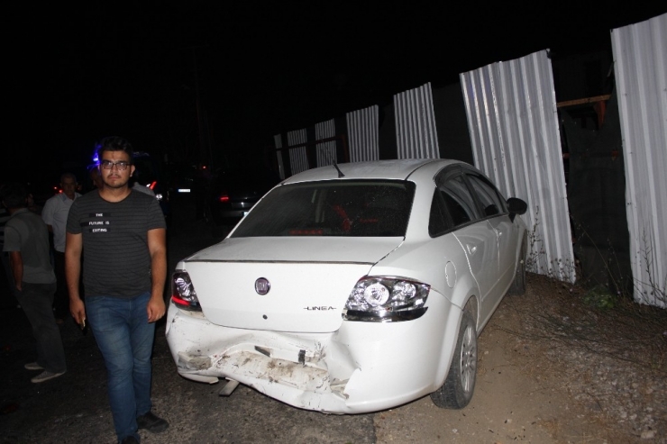 Park Halindeki Otomobile Arkadan Çarptı: 2 Yaralı