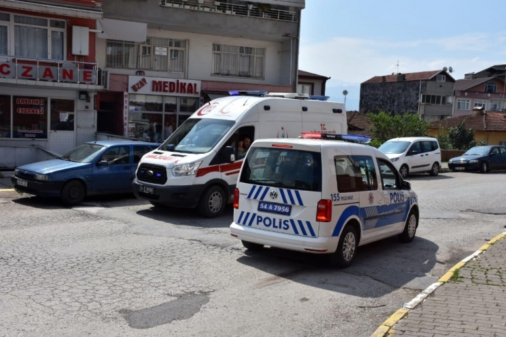 Bileklerini Keserek İntihar Etmek İstedi