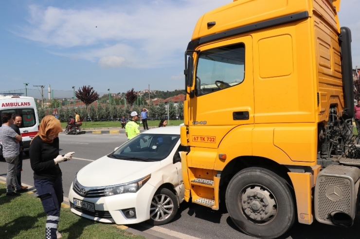 Tırın Çarptığı Otomobil Metrelerce Sürüklendi