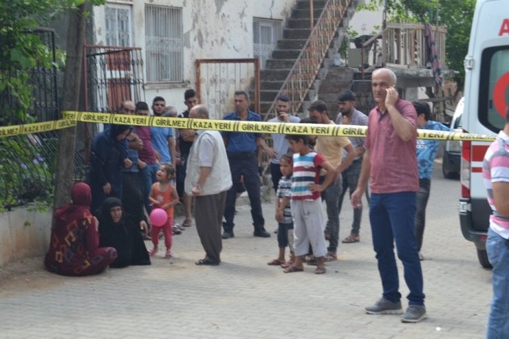 Kız Kardeşini Boğazını Bıçakla Keserek Öldürdü