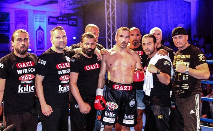 İki Türk Aynı Gecede Rakiplerini Nakavt Etti