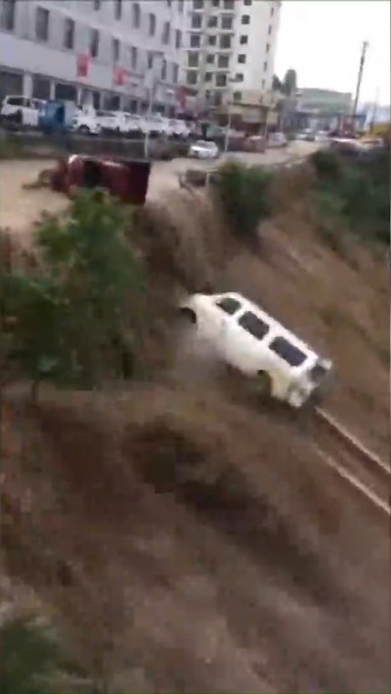 Çin’de Sel Suları Araçları Sürükledi