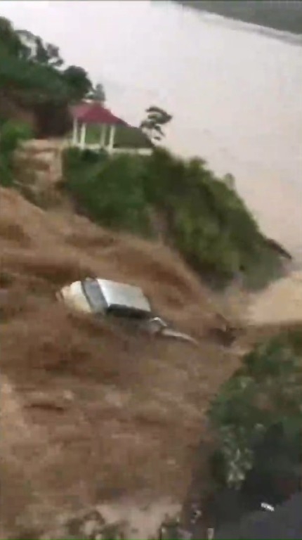 Çin’de Sel Suları Araçları Sürükledi