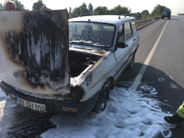 Seyir Halindeyken Yanan Otomobilde Büyük Hasar Oluştu