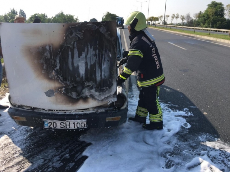 Seyir Halindeyken Yanan Otomobilde Büyük Hasar Oluştu