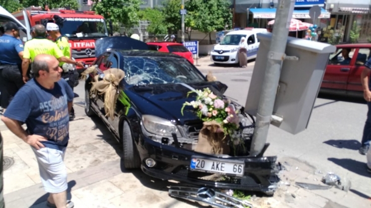 Genç Çift Düğüne Giderken Kaza Yapıp Hastanelik Oldu