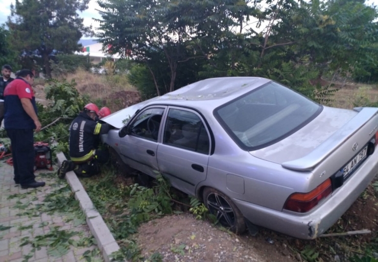Refüje Uçan Otomobil Ağaçları Yerinden Söktü: 1 Yaralı