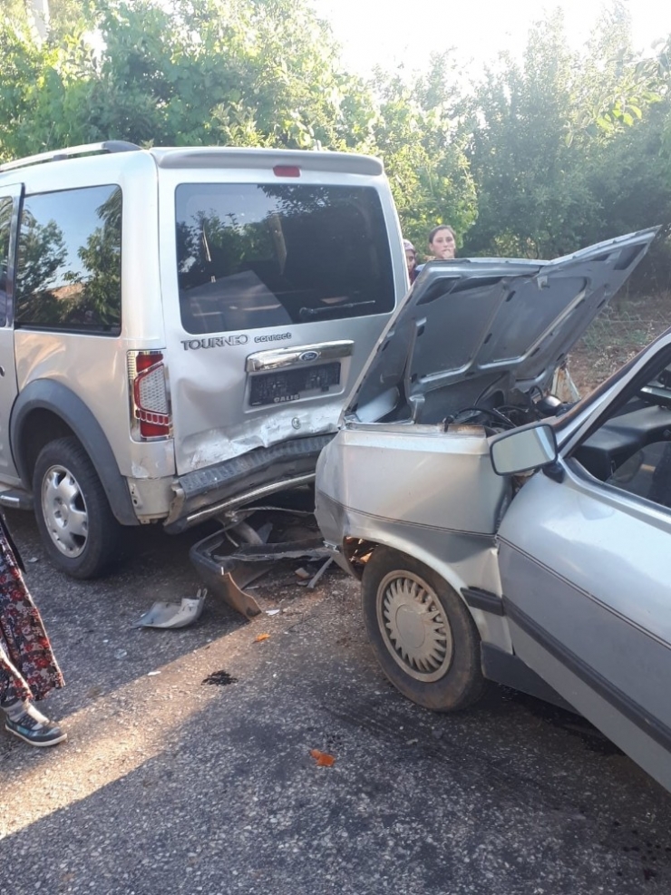 Denizli’de Otomobil İle Hafif Ticari Araç Çarpıştı: 3 Yaralı