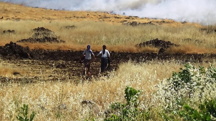 Devasa Yangını Elbiseleri İle Söndürmeye Çalıştılar