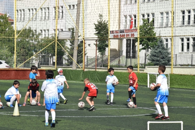 Kaleci Ebrar’dan Eskişehirspor Yaz Okuluna Ziyaret