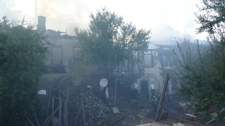 Isparta’da Ahşap Evler Cayır Cayır Yandı